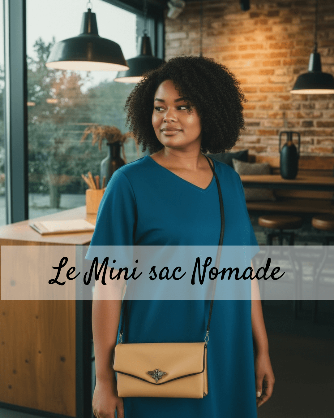 femme portant un mini sac smart en simili, le sac qui fait portefeuille femme portant un mini sac smart en simili, le sac qui fait portefeuille